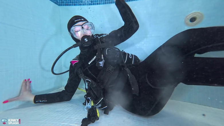 UKCuteGirl Lucy Lauren: 버블 티즈 : 풀 스쿠버 기어의 수중 JOI