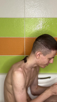 Alex lagi asik potong rambut bugil evgeny di bak mandi!
