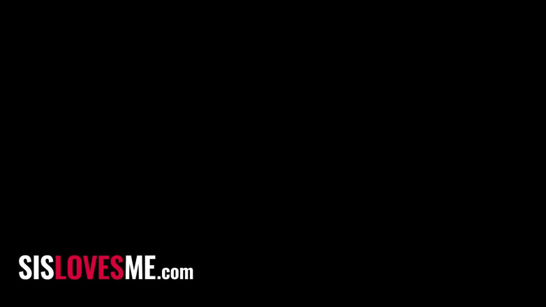 Sis Loves Me: Sis Love Me - 자신이 소유한 회비를 받기 위해 의붓오빠의 노브를 입은 섹시한 십대 슬로바