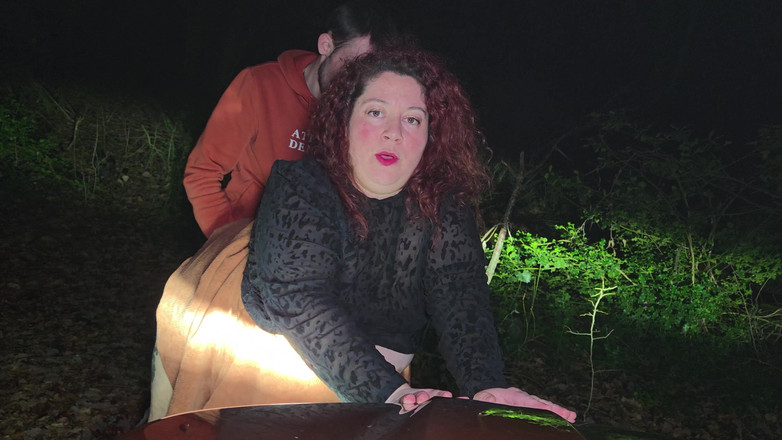 abricot sucree: 小婊子在夜里森林里被操