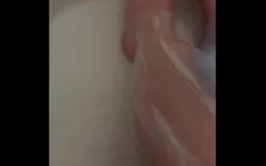 Islanıyor ve tıraş oluyor
