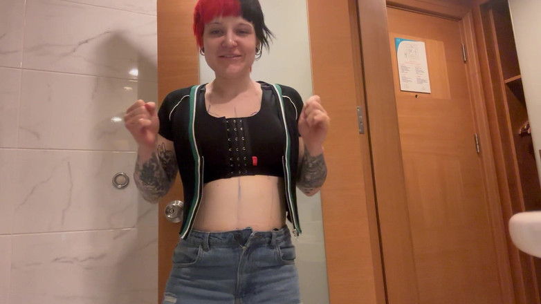 Bigtiddygoth: 胸部工作后的第一次淋浴 - 排水，肿胀和受伤