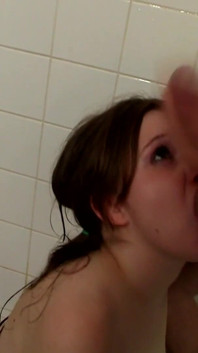Shy Angela - piccola ragazzina scopata in una doccia