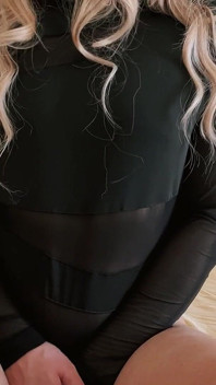 Curvă albă flămândă în costum negru