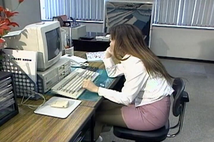 Asian Mature Climax: エッチなアジア人秘書が彼女の剛毛の陰部を手マンする