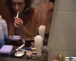Young Libertines: Divertimento in bagno e gioco con i capezzoli