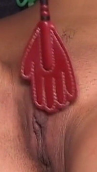 Amarrada ruiva milf oprimida por brinquedos e línguas