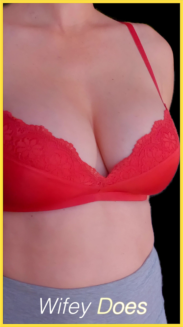 Wifey Does: Wifey Neuvěřitelná červená podprsenka