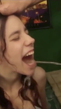Teen děvka pokrytá Cum & Piss - Oční Cumshots & Pissing