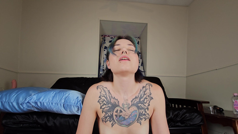 Innocenttemptation: Piccola bellezza rovina la sua piccola figa con un enorme...