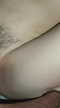 En primer plano de la vagina peluda y apretada de mi novia, eyaculaba dentro de ella y me puse un poco de semen en sus naltas (video completo)