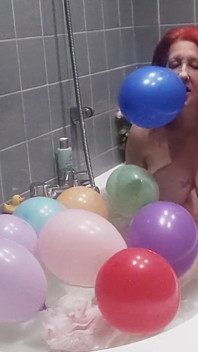 Mandi dan bermain dengan belon