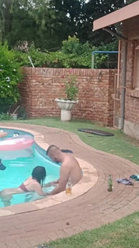 Byla tak nadržená, takže používáme dva ptáky