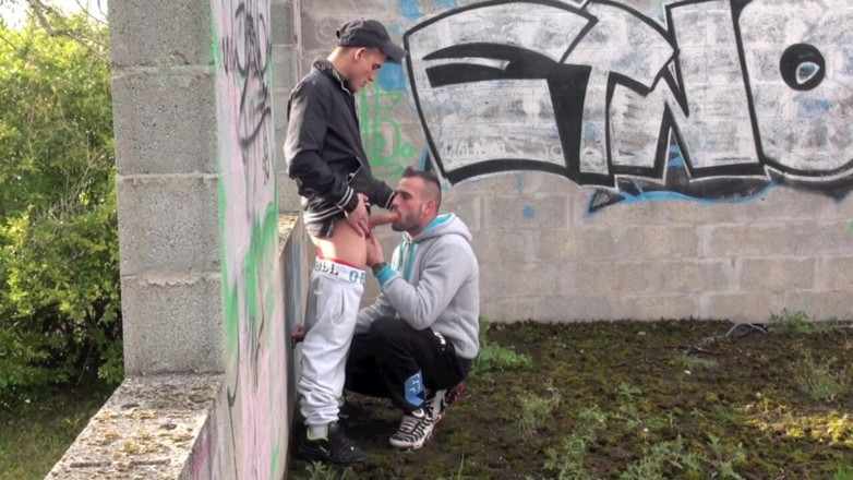 Discret Cruising sex: Miek buitenshuis geneukt tijdens het cruisen door een jong Arabisch...