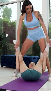 Pomůžu ti získat abs snů: Pt Blaire promění Monicovo cvičení v lesbický fuck fest