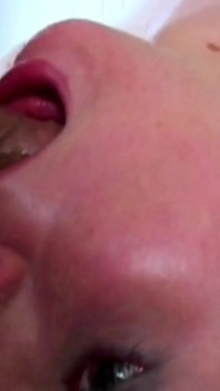 Un cul étiré avec une énorme bite et une baise cul à bouche