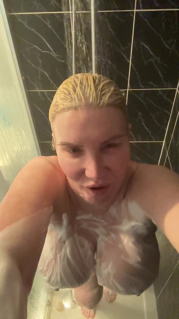 Sophie James: Відео від першої особи: зловили в душі... Трахни мої 34jj цицьки!