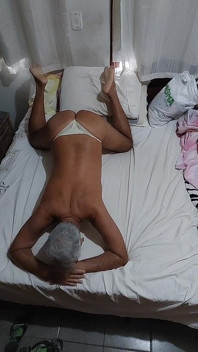 Ladysilva sul letto nelle sue mutandine mostra il suo culo caldo su livecam