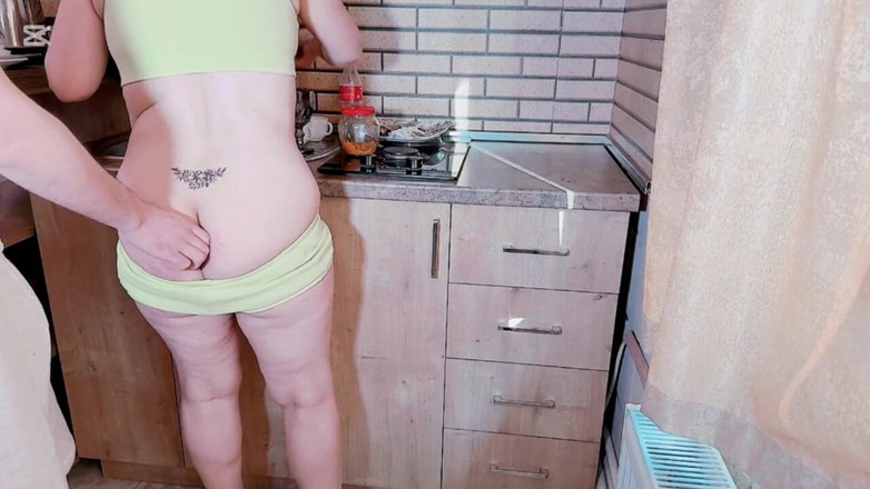 Nadia the big ass Moroccan: Měl jsem žhavý sex se svou nevlastní sestrou v kuchyni a...