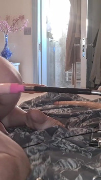 Dildo di lubang pantatnya dan lidahnya di lidahku