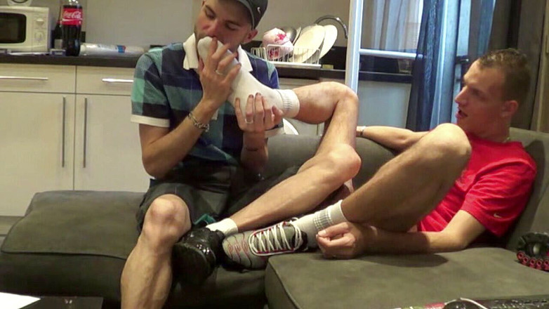 Sneaker Sex Kinky: Ssanie kutasa trampkami swojego przyjaciela