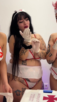 4K sestřičky kontrolují své kozy a kundičky v latexových rukavicích