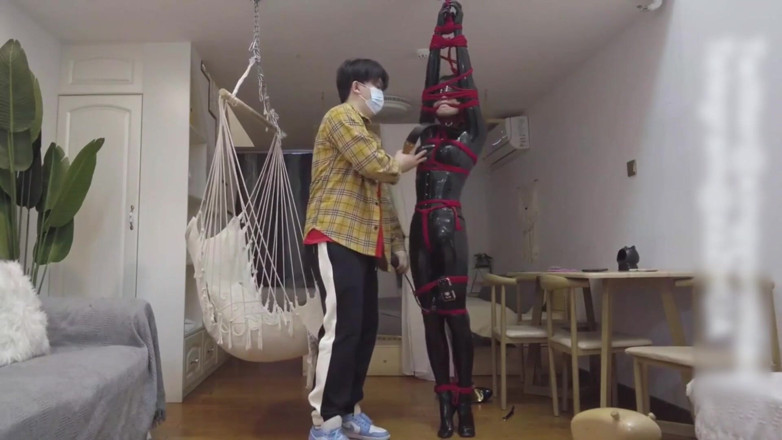Aisan girl bondage: Mz11-latexový oblek omezení a bičování