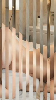 Mujer desnuda adulta acostada sensualmente en la cama en el baño de lujo