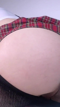 Bella donna si scopa nel culo con un grosso dildo. Sviluppo del mio culo in primo piano