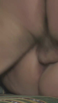 Vollbusige MILF reitet harten schwanz auf der couch