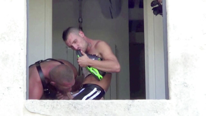 Sneaker gay: Twink ayı tarafından deri içinde sikiliyor