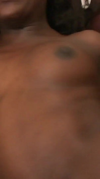 Janea jolie una donna arrapata con i capelli castani si fa penetrare la figa