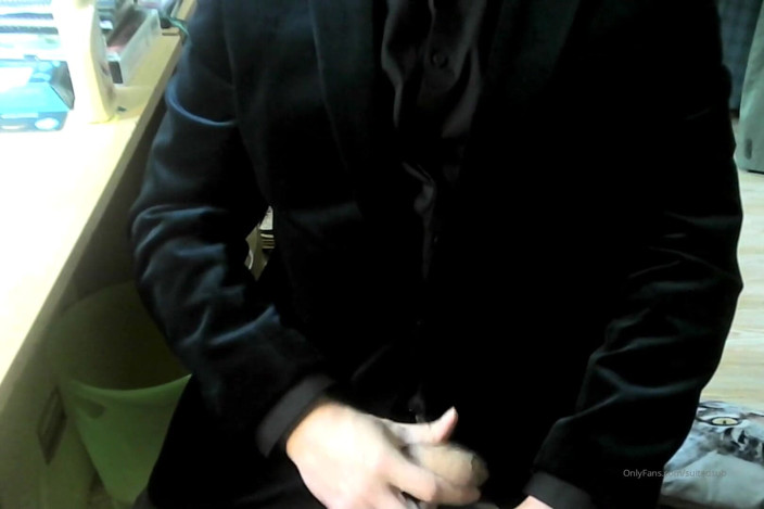 SuitedSub: Menyedihkan dalam jaket velvet