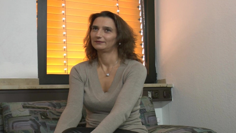 Deutsche Frauen: Oszałamiająca niemiecka milf masturbuje się w akcji solo