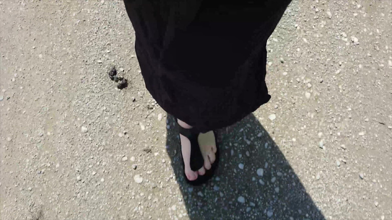 Footfetish: All'aperto con caftan nero e scalzi con Birkenstocks neri
