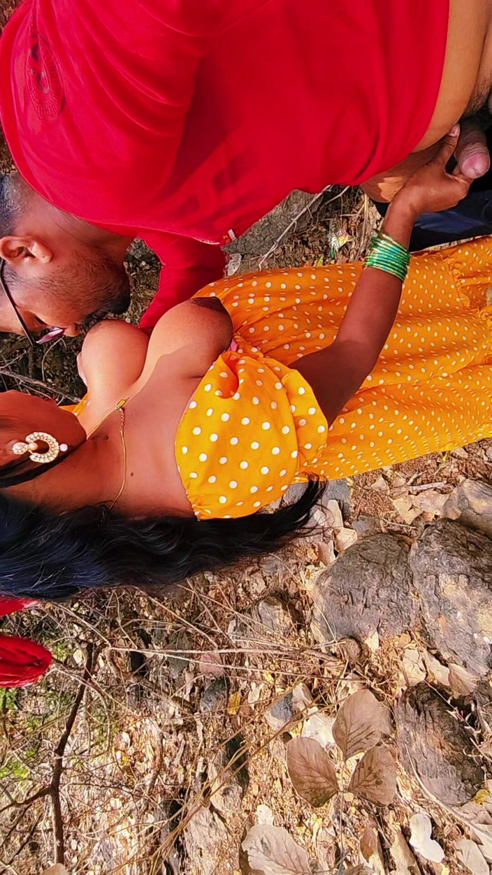 Premi pooja: Desi indiana all'aperto nella foresta