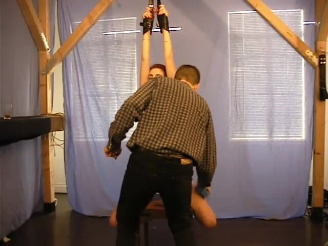 Hogtied by Kink: Ivy hard vastgebonden en uitgerokken in onze kerker