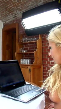 Lea Lexis и Clara G. живой фистинг киски - часть 1