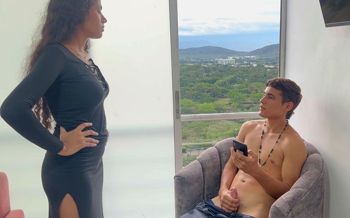 SOFIAYRIKY: Mi gran hermanastra me atrapó viendo porno y la invité...