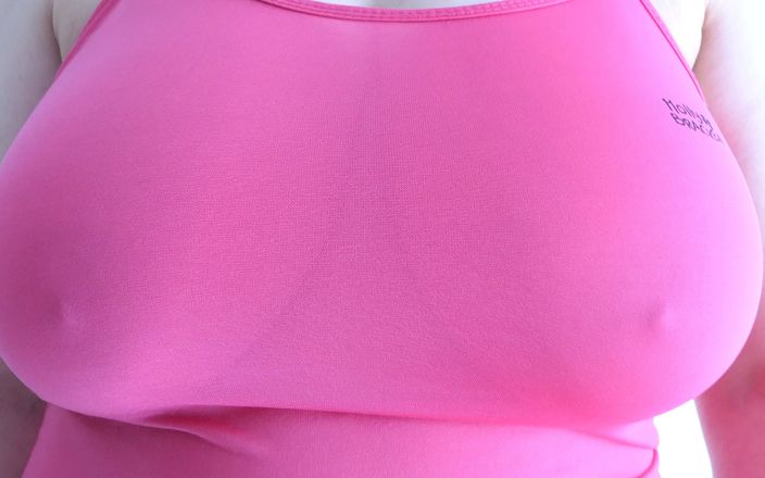 Bodybusty: Tante semok dengan memek berbulu alami yang aduhai