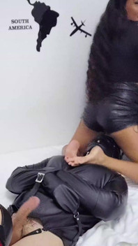Atada y atormentada por dominatrix asiática