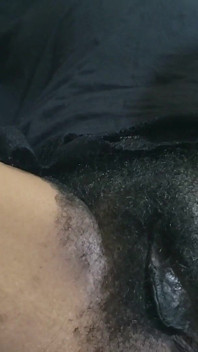Satu MILF panas dan pepek berbulu dalam rakaman dekat melancap