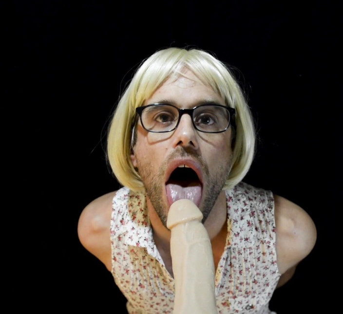 Cam Crest: Crossdresser kouření v roztomilých šatech