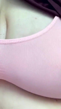 Bbwbootyful spielt mit meinen großen möpsen in der arbeitstoilette