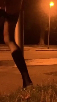 Ich selbst in einem park mit einem weißen dildo ficken