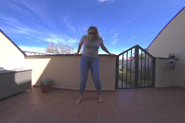 VR Sunshine: Seluar jeans luar yang terdesak basah Kencing