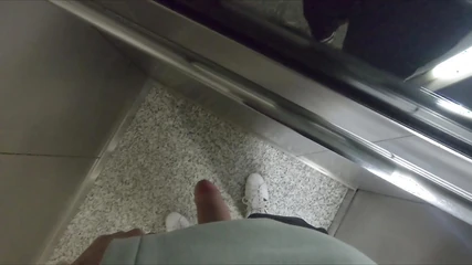 Twink amatör adam şehir merkezinde sokakta yürürken yarak gösteriyor