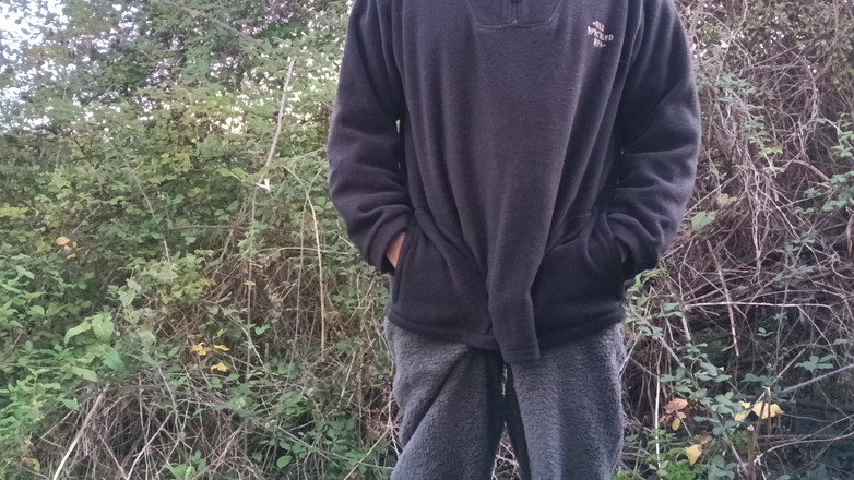 Rockardglans: Gemendo squirting sborrata sega nei boschi indossando Onesie