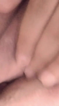 Cítím se nadrženě a prstím si těsnou kundičku