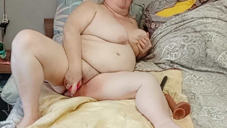 Zona901: Une belle-mère baise sa chatte charnue avec des jouets sexuels...